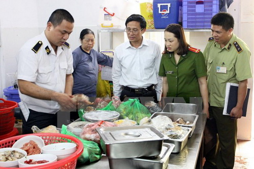 Các địa phương tăng cường kiểm tra an toàn thực phẩm dịp cuối năm.