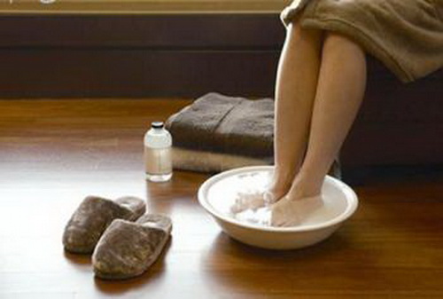 Buổi tối trước khi đi ngủ nên ngâm chân tay trong chậu nước muối hoặc nước gừng ấm từ 15 - 30 phút.