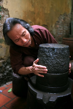 Anh Nguyễn Quang Mạnh say mê bên những chiếc cối đá.