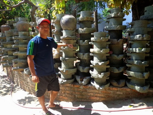 Anh Huỳnh Hữu Lộc ở TP. Nha Trang đã dành nhiều tâm sức sưu tầm cối đá.