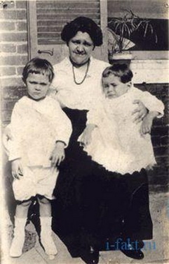 Mẹ Emily cùng 2 con trai (Robert, bên phải và Johnny, bên trái).