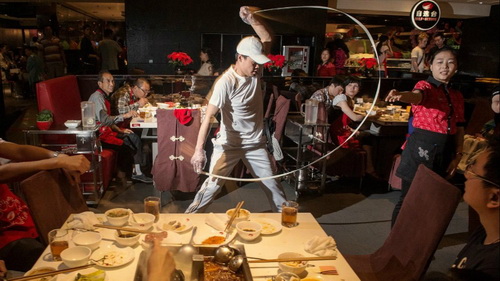 Ăn lẩu ở Haidilao, các thực khách còn được thưởng thức màn “múa mì” điệu nghệ và màn kịch đổi mặt nạ nổi tiếng của văn hóa Trung Quốc.