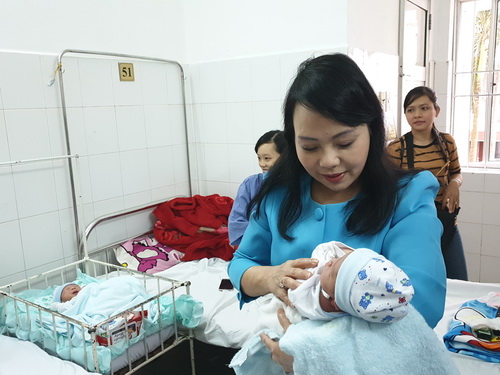 Bộ trưởng Nguyễn Thị Kim Tiến thăm sản phụ và bé sơ sinh tại BVĐK Trung ương Cần Thơ. Ảnh: Tuấn Dũng