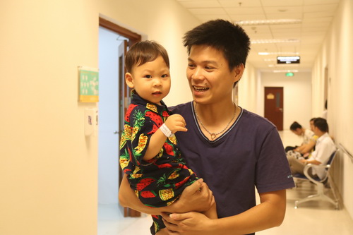 Anh Nguyễn Hồng Phúc bế bé Phúc An trong một lần đi khám lại.