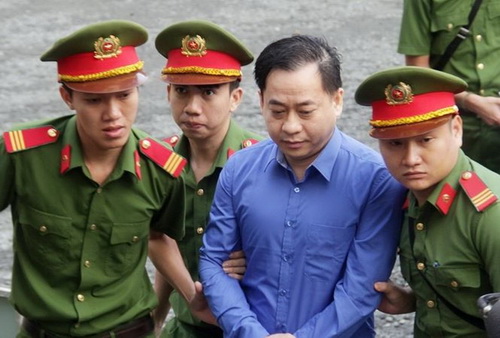 Vũ “nhôm” bị dẫn giải ra tòa.
