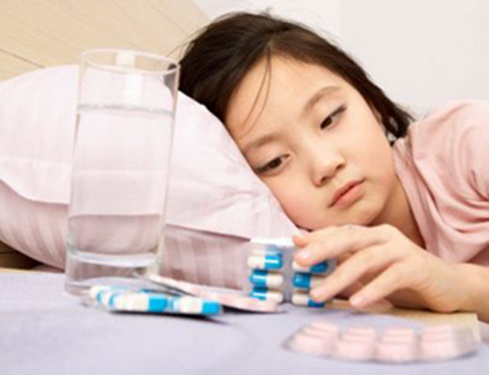 Dùng thuốc khi bị sốt cần thực hiện theo hướng dẫn để tránh quá liều hay kháng thuốc.
