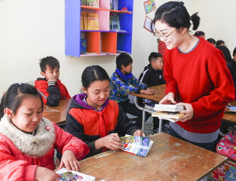 KTS Thảo Ngọc tặng sách cho các em học sinh trường dân tộc nội trú xã Pả Vi.
