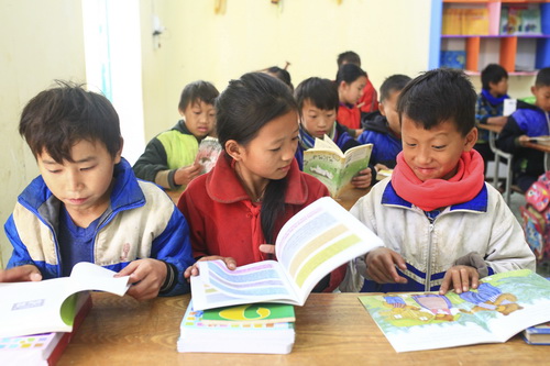 Các em học sinh trường tiểu học xã Pả Vi huyện Mèo Vạc vui mừng khi nhận được những quyển sách của chương trình “Ấm tình biên cương”.