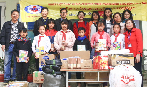 Ngày 22/12/2018 trong chương trình khám bệnh nhân đạo “Ấm tình biên cương”, CLB Bác sĩ và những người bạn và nhóm Kiến trúc sư trẻ TP. Hồ Chí Minh đã tặng nhiều sách, vở, bút và giầy cho  thầy cô giáo, học sinh Trường Dân tộc nội trú Pả Vi và người dân tại xã Pả Vi, huyện Mèo Vạc, Hà Giang.