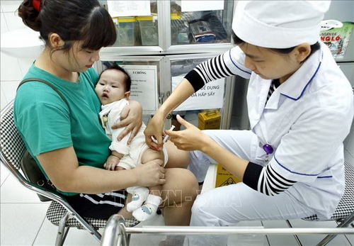 Tiêm vắc- xin ComBE Five cho trẻ tại Hà Nội. Ảnh: TTXVN