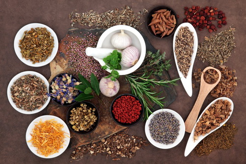 Ăn quá nhiều gia vị cũng là một nguyên nhân gây hôi miệng.