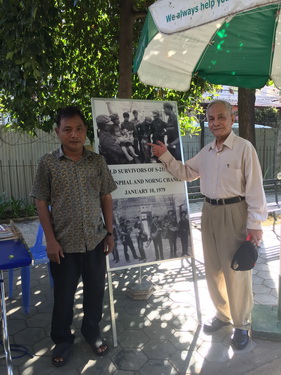 Anh Norng Chanphal (bên trái), một nhân chứng lịch sử Toul Sleng.