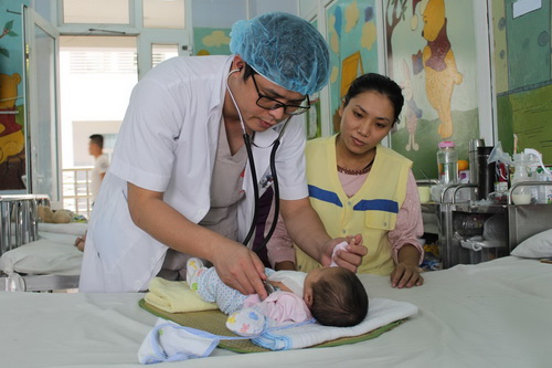 Cha mẹ cần bình tĩnh, tỉnh táo khi con bị ốm.
