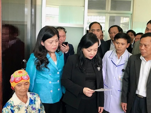 Bộ trưởng Bộ Y tế Nguyễn Thị Kim Tiến kiểm tra công tác khám bệnh cho người dân tại Trạm y tế xã Đạ Ròn, Đơn Dương, Lâm Đồng.