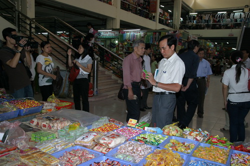 Kiểm tra gian hàng bánh kẹo tại Hà Đông. Ảnh: TM