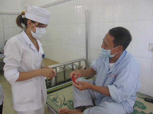 Hướng dẫn bệnh nhân sử dụng thuốc điều trị lao.