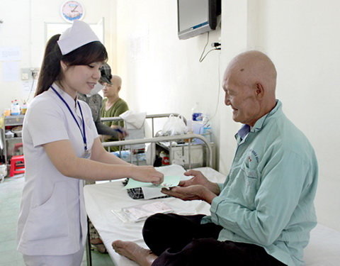 Cán bộ y tế tận tình chăm sóc người bệnh. Cán bộ y tế tận tình chăm sóc người bệnh.