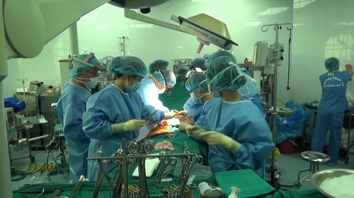 Thực hiện ca ghép phổi đầu tiên từ người cho  chết não tại Việt Nam.