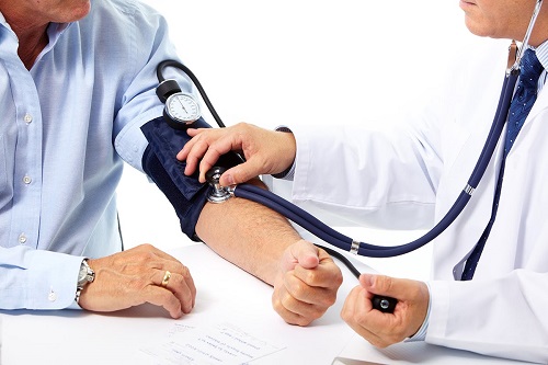 Mùa đông lạnh, người bệnh tăng huyết áp vẫn phải kiểm tra huyết áp thường xuyên và áp dụng chế độ ăn lành mạnh, ít muối.