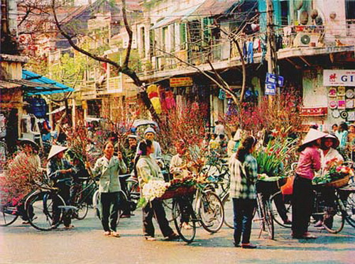 Cảnh nhộn nhịp mua sắm ngày cuối năm trên một góc phố Hà Nội.