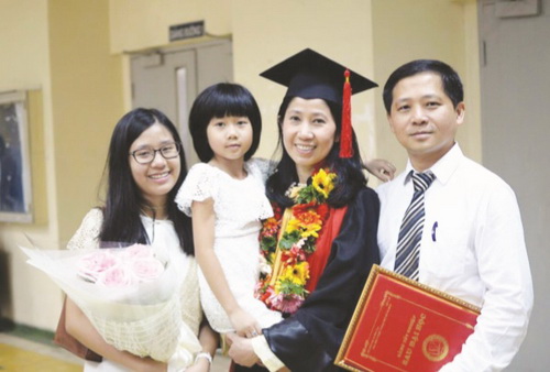 Tiến sĩ, bác sĩ Vương Thị Ngọc Lan và gia đình.