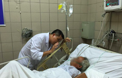 Một ca cấp cứu ngộ độc rượu tại Trung tâm Chống độc, BV Bạch Mai. Ảnh: TM Một ca cấp cứu ngộ độc rượu tại Trung tâm Chống độc, BV Bạch Mai. Ảnh: TM