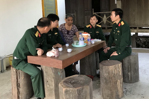 Chỉ huy Trung đoàn 710 và già làng H’lâm. Chỉ huy Trung đoàn 710 và già làng H’lâm.