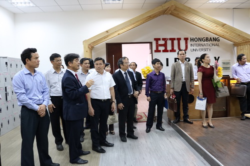 Đoàn lãnh đạo tỉnh Quảng Ngãi cùng BGH Trường ĐH Phạm Văn Đồng thăm thư viện Đại học Quốc tế Hồng Bàng (HIU).