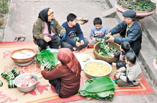 Phong tục gói bánh chưng ngày Tết chứa đựng nhiều ý nghĩa sâu sắc.
