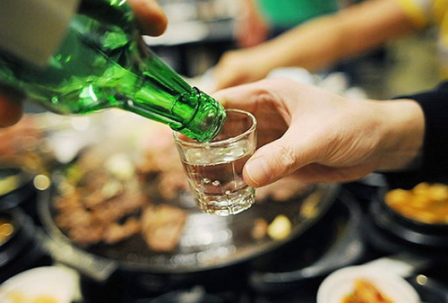 Rượu bia làm tăng gánh nặng cho gan.