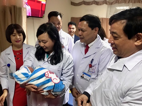 Bộ trưởng Nguyễn Thị Kim Tiến thăm trẻ sơ sinh tại Bệnh viện Phụ sản TW đêm giao thừa.