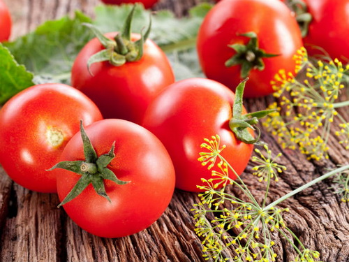 Người đau khớp cần tránh ăn nhiều cà chua vì có lượng axit uric cao.