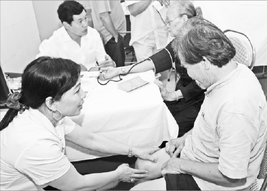 Thăm khám cho bệnh nhân tại trạm y tế. Ảnh: TM Thăm khám cho bệnh nhân tại trạm y tế. Ảnh: TM