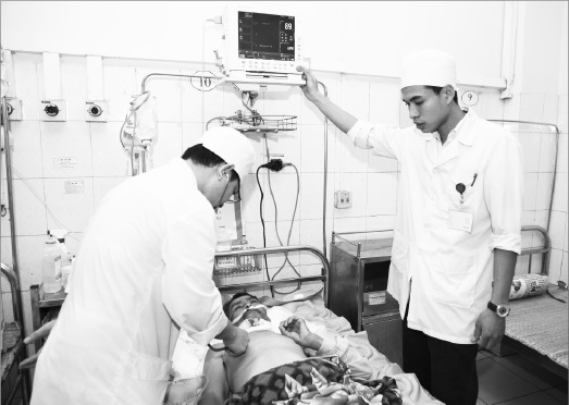Điều trị cho bệnh nhân. Ảnh: Trần Minh Điều trị cho bệnh nhân. Ảnh: Trần Minh