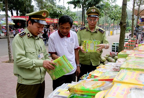 Tăng cường kiểm tra thực phẩm tại các lễ hội. Ảnh: BM Tăng cường kiểm tra thực phẩm tại các lễ hội. Ảnh: BM