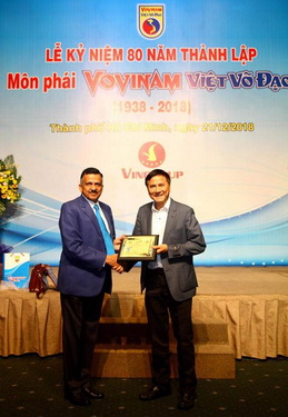 Ông Lê Quốc Ân (phải) hoạt động trong Liên đoàn Vovinam.