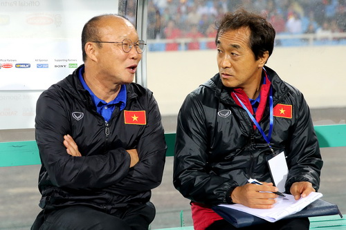 HLV Park Hang-seo cùng người trợ lý Hàn Quốc. HLV Park Hang-seo cùng người trợ lý Hàn Quốc.