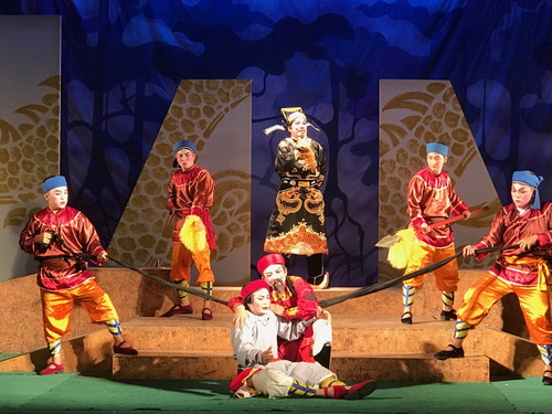 Một cảnh trong vở Quan khiêng võng  - Nhà hát Tuồng Đào Tấn  (Kịch bản: Văn Trọng Hùng Chuyển thể kb Tuồng: Đoàn Thanh Tâm Dàn dựng: Đạo diễn NSND Lê Tiến Thọ).