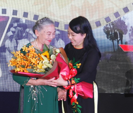 Bộ trưởng Bộ Y tế Nguyễn Thị Kim Tiến tặng hoa “O du kích nhỏ” - bà Nguyễn Thị Kim Lai, nhân vật chính trong phim tài liệu Cuộc hội ngộ sau 30 năm tại lễ khai mạc Những ngày phim Y tế Việt Nam 2019.