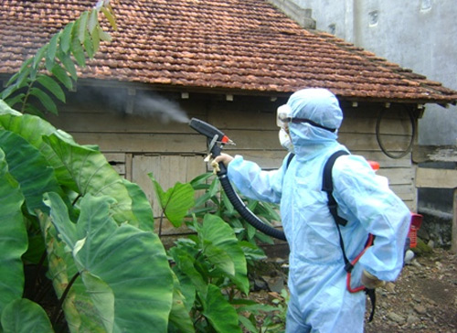 Phun hóa chất diệt muỗi phòng bệnh sốt rét tại các địa bàn có nguy cơ. Ảnh: baodaklak.vn