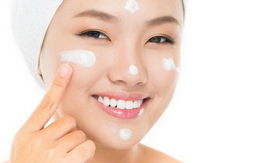 Hãy luôn vui vẻ, đừng nheo lông mày và trán, sử dụng sản phẩm chống nắng hằng ngày...