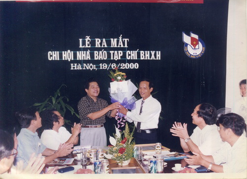 Nhà báo Nguyễn Uyển - Trưởng ban Công tác Hội - Hội Nhà báo Việt Nam, tặng hoa nhà báo Xuân Nguyên (bên phải ảnh), Thư ký Chi hội, Phó TBT trong Lễ ra mắt Chi hội Nhà báo Tạp chí Bảo hiểm xã hội - 19/6/2000. Nhà báo Nguyễn Uyển - Trưởng ban Công tác Hội - Hội Nhà báo Việt Nam, tặng hoa nhà báo Xuân Nguyên (bên phải ảnh), Thư ký Chi hội, Phó TBT trong Lễ ra mắt Chi hội Nhà báo Tạp chí Bảo hiểm xã hội - 19/6/2000.