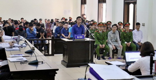 Các bị cáo tại phiên xét xử phúc thẩm.