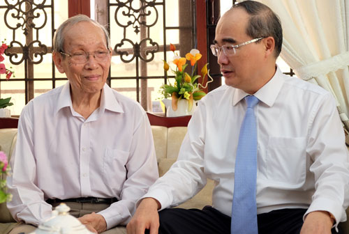 GS. Trần Hồng Quân (trái) và Bí thư Thành ủy TP. Hồ Chí Minh Nguyễn Thiện Nhân.