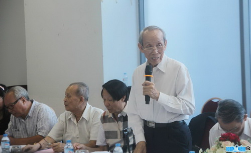 GS.TS. Trần Hồng Quân phát biểu trong một cuộc họp.