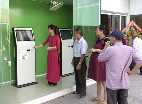 Người bệnh dùng thẻ thông minh khi đến khám chữa bệnh. Ảnh: Sỹ Minh
