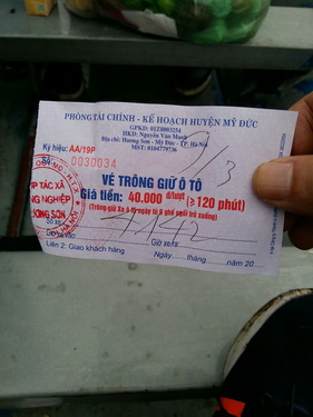 Vé xe trông giữ có dấu đỏ với giá 40.000 đồng.