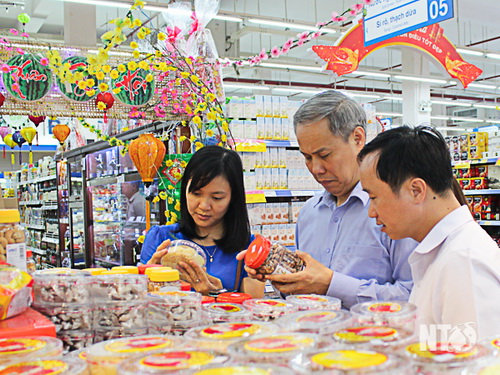 Đoàn kiểm tra liên ngành kiểm tra an toàn thực phẩm tại siêu thị. Đoàn kiểm tra liên ngành kiểm tra an toàn thực phẩm tại siêu thị.