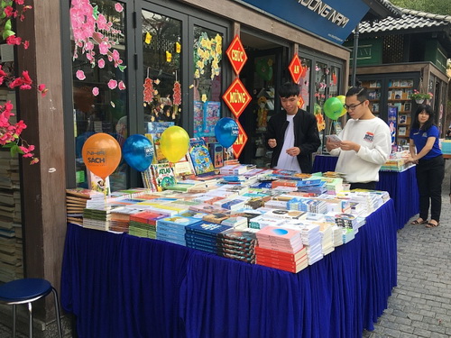Phố sách Xuân Kỷ Hợi 2019 tại Hà Nội có doanh thu từ sách gần 6 tỷ đồng với hơn 100.000 bản sách bán ra. Phố sách Xuân Kỷ Hợi 2019 tại Hà Nội có doanh thu từ sách gần 6 tỷ đồng với hơn 100.000 bản sách bán ra.