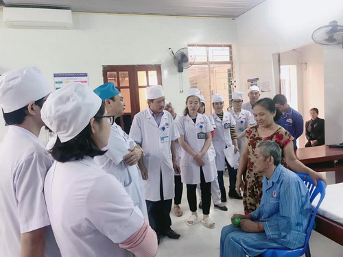GS. Nguyễn Văn Chương (người đội mũ sẫm) trực tiếp thăm khám cho người bệnh và đào tạo cho cán bộ y tế BV PHCN Nghệ An.